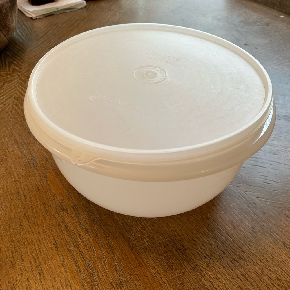 Excellent condition vintage Tupperware white with lid